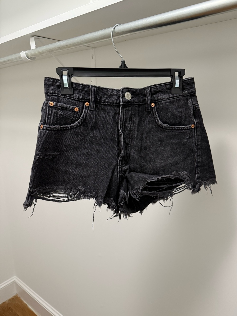 Zara: Frayed Mid-Rise Denim Shorts Black